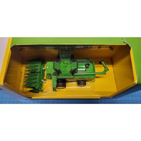Ertl 1/64 John Deere X9 1000 Combine Two Heads NIB - Picture 4 of 4
